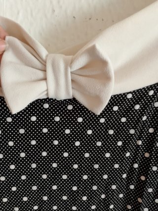 Camiseta de lunares negra y blanca