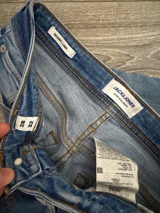 Pantalón vaquero hombre desgastado