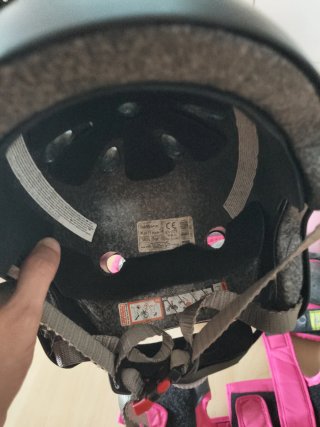 3 Cascos y 1 set protecciones Oxelo XXS