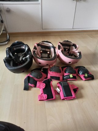 3 Cascos y 1 set protecciones Oxelo XXS