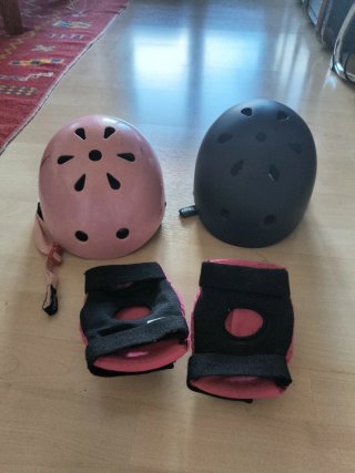 2 Cascos y  proteccion rodillas Oxelo XXS
