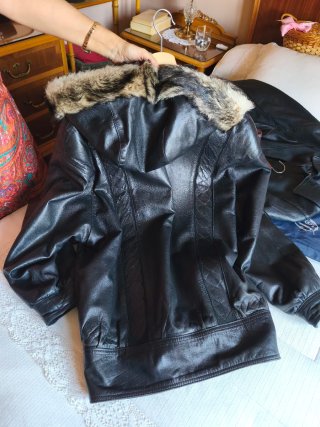 Chaquetón de cuero negro mujer con capucha