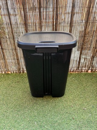 Cubo de basura negro de plástico