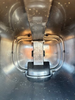 Cubo de basura negro de plástico