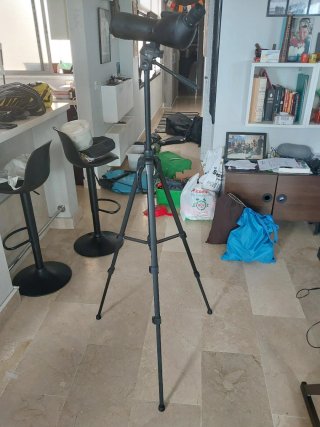 Trípode y telescopio negro