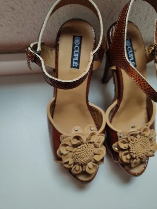 Sandalias Cuplé tacón flor marrón