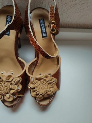 Sandalias Cuplé tacón flor marrón