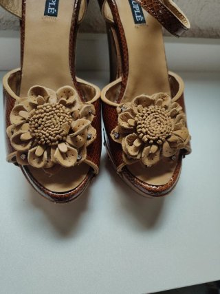 Sandalias Cuplé tacón flor marrón