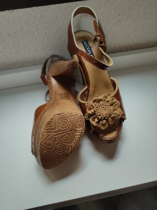 Sandalias Cuplé tacón flor marrón