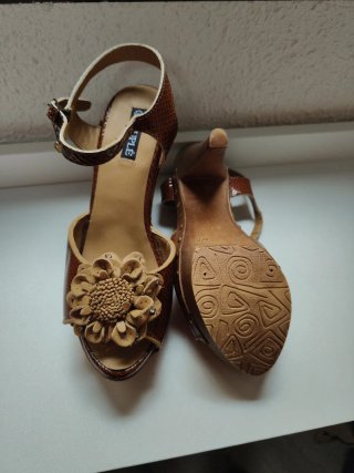 Sandalias Cuplé tacón flor marrón