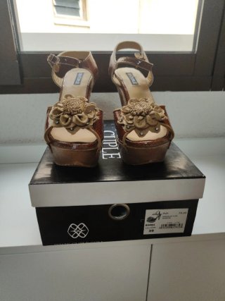 Sandalias Cuplé tacón flor marrón