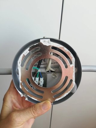 Lámpara de techo de metal y con tres focos alógeno