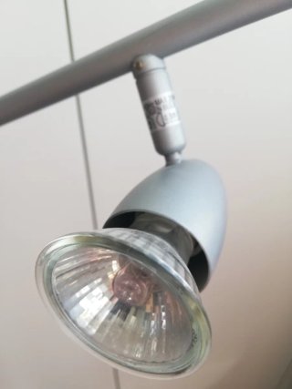 Lámpara de techo de metal y con tres focos alógeno