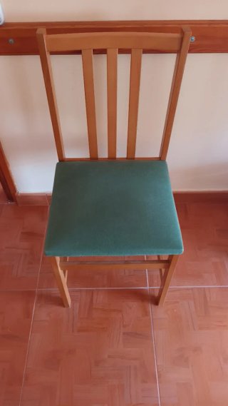 4 Sillas de madera con asiento verde