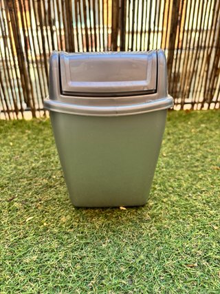 Cubo de basura con tapa