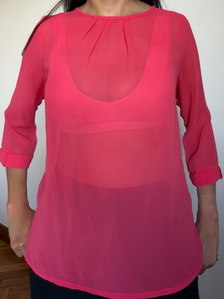 Blusa rosa translúcida con botones en espalda