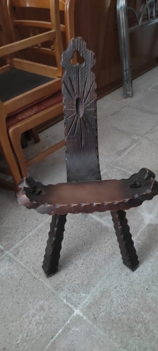 Jamuga de madera tallada