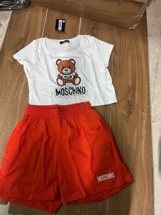 Conjunto Moschino Oso Peluche Blanco y Rojo