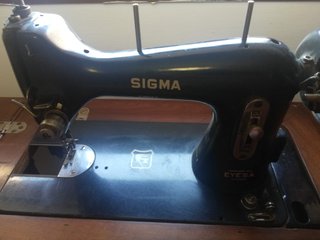 Máquina de coser antigua de madera y metal