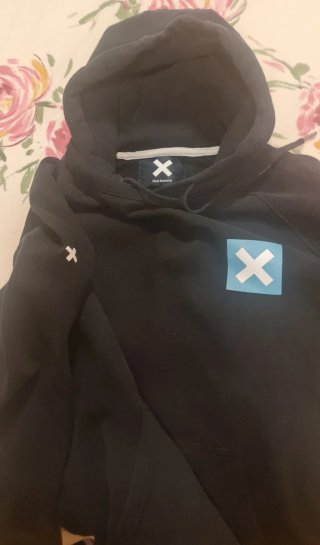 Sudadera Negra con Logo Azul