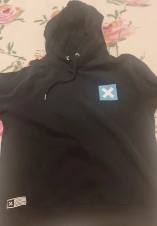 Sudadera Negra con Logo Azul