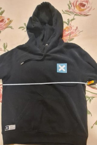 Sudadera Negra con Logo Azul