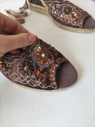 Cuñas marrones con abalorios dorados