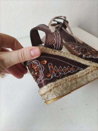 Cuñas marrones con abalorios dorados