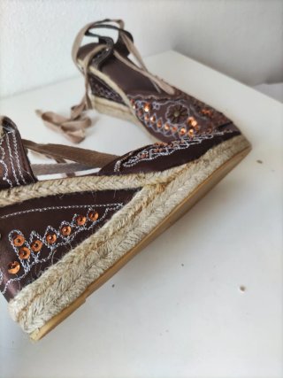 Cuñas marrones con abalorios dorados