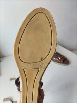 Cuñas marrones con abalorios dorados