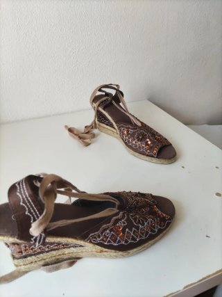Cuñas marrones con abalorios dorados