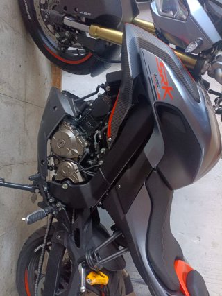 Moto Naked Naranja y Plata