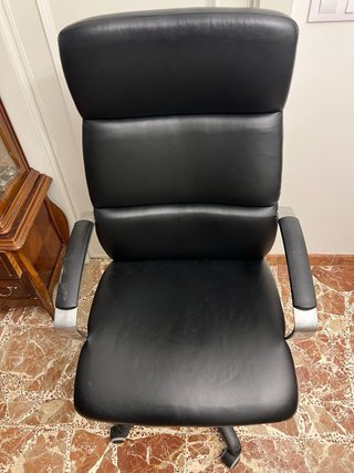 Silla ergonómica de oficina acolchada negra