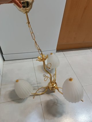 Lámpara colgante dorada y transparente