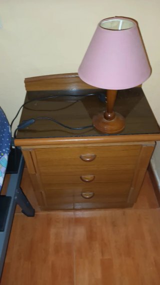 Mesita de noche madera y cristal + lámpara