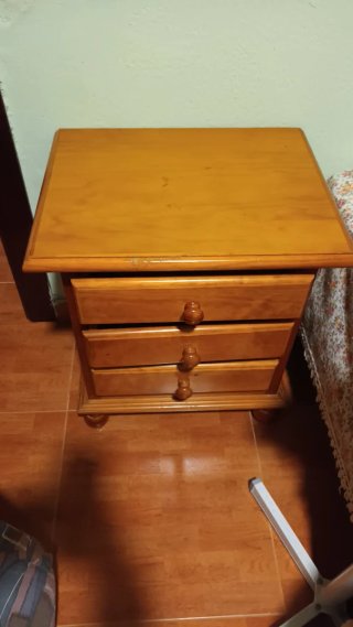 Mesita de noche de madera