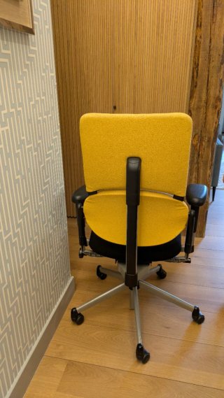 Silla de oficina giratoria amarilla y negra