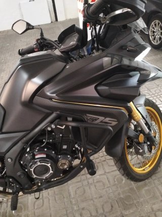 Voge 525 DSX Negra y Dorada