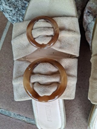 Sandalias planas beige con hebilla