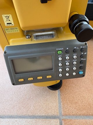 Topcon GPT-3007N con trípode y reflector