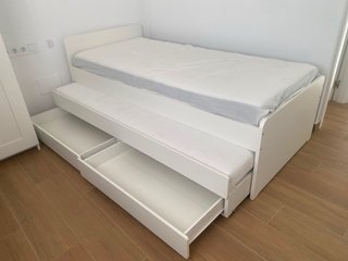 Cama nido blanca con cajones y colchones.