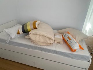 Cama nido blanca con cajones y colchones.