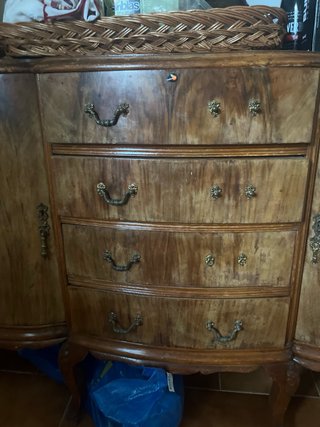Mueble antiguo de madera para restaurar