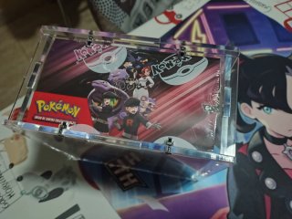 Booster Box Pokémon Rivales Predestinados + Acríli
