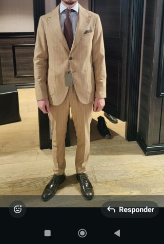 Traje de caballero beige con rayas