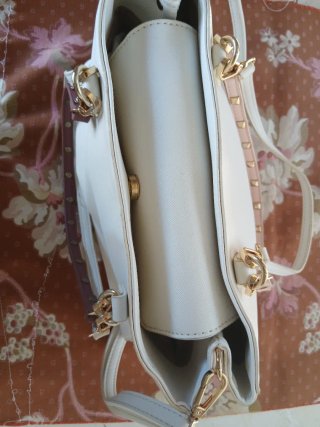 Bolso blanco bandolera con asas.
