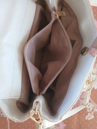 Bolso blanco bandolera con asas.