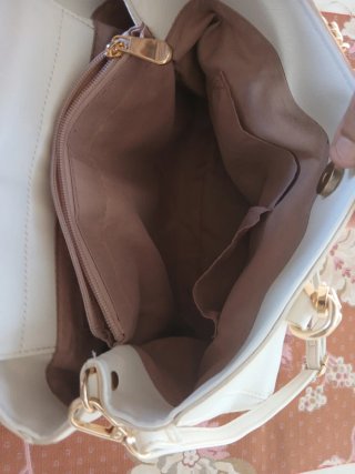 Bolso blanco bandolera con asas.