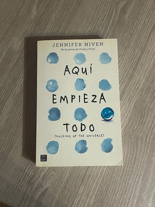 Libro Aquí empieza todo (Holding up the universe)