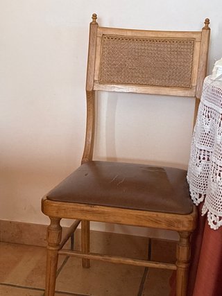 Silla de madera con asiento de cuero